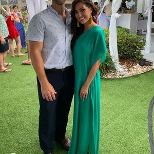 Green maxi dress. Slit. Crepe material.